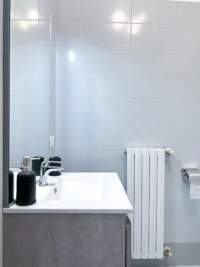 The Boutique Houses - Steps Away From The Duomo Area Milan Apartment