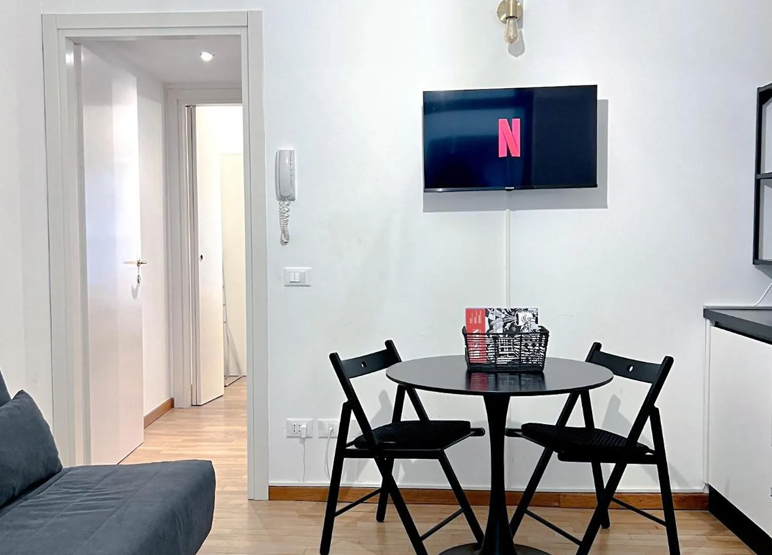 The Boutique Houses - Steps Away From The Duomo Area Milan Apartment