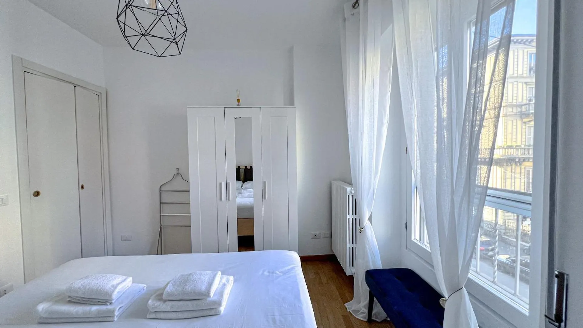 The Boutique Houses - Steps Away From The Duomo Area Milan Apartment